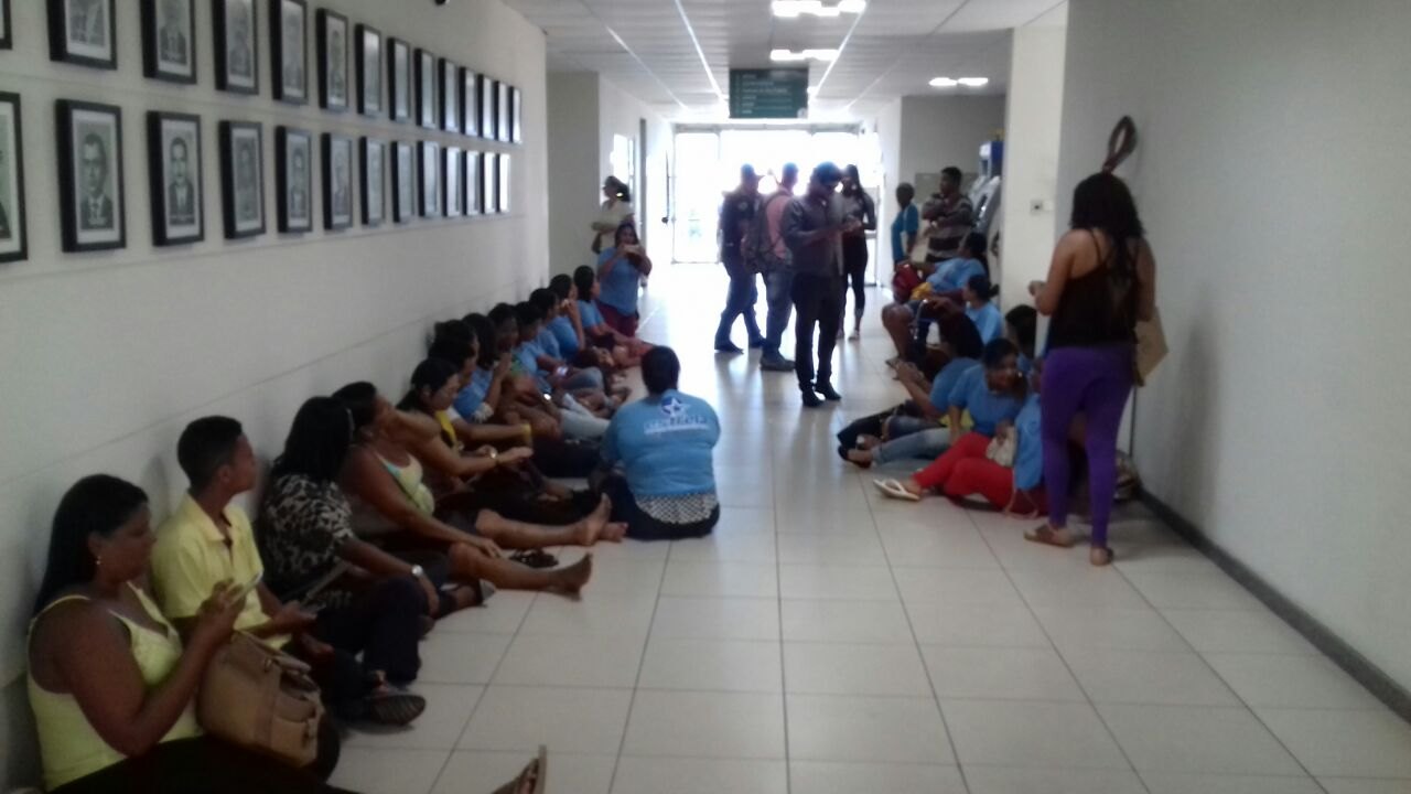 Trabalhadores da limpeza ocupam prefeitura de Aracaju por falta de pagamento dos salários