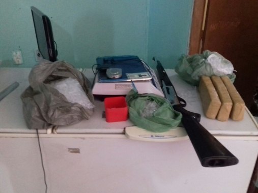 Operação conjunta apreende drogas e material para comércio ilícito em Malhada dos Bois