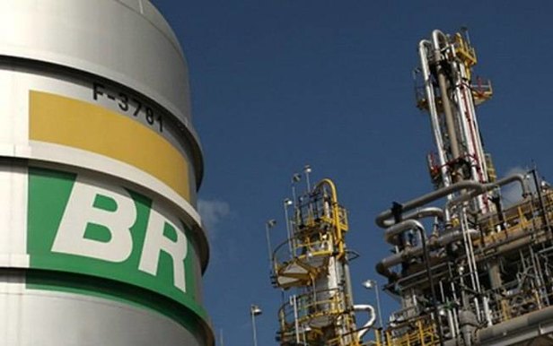 Resultado de imagem para Petrobrás reajusta gasolina em 2,8% em suas refinarias