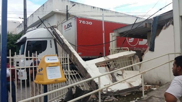 Sergipe Caminhao Colide Em Uma Viga Na Unidade Dos Correios A8