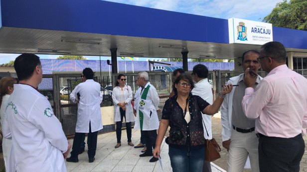 Foto: Jéssika Cruz | A concentração de médicos aconteceu na porta da Prefeitura de Aracaju