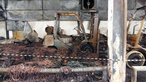 Parte da fábrica ficou destruída após o incêndio