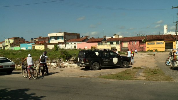 O corpo foi encontrado neste terreno baldio, no Marcos Freire IFoto: Reprodução TV Atalaia