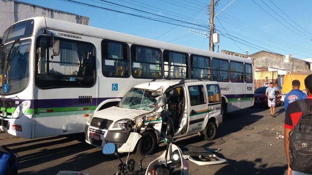 Um ônibus coletivo e um táxi lotação se envolveram no acidente (Foto: Redes Sociais)