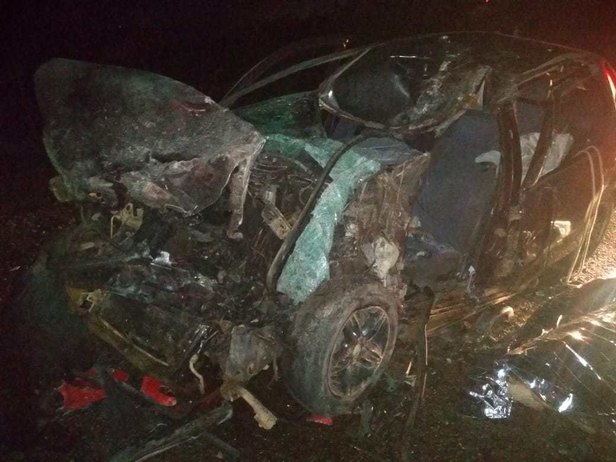 Carro ficou totalmente destruído