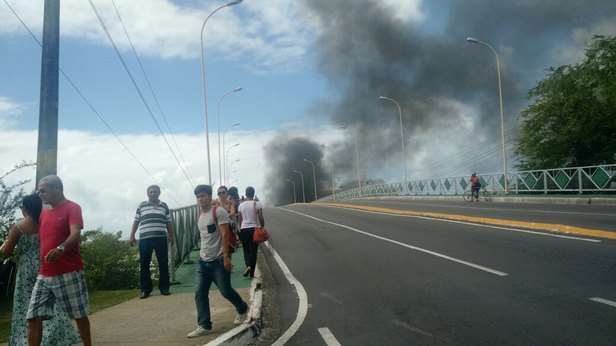As pessoas tiveram que descer dos veículos para chegarem ao destino Foto: Douglas Magalhães