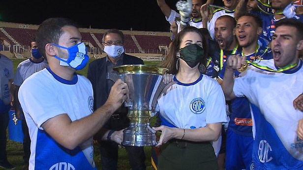 O trófeu em homenagem ao empresário e presidente do Sistema Atalaia de Comunicação foi entregue ao campeão