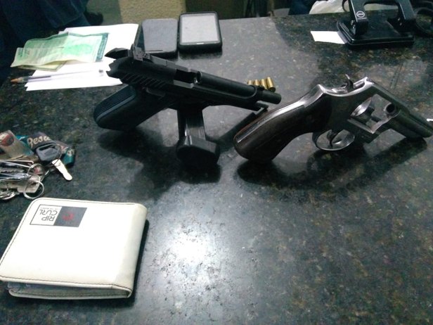 Duas armas foram encontradas com a dupla