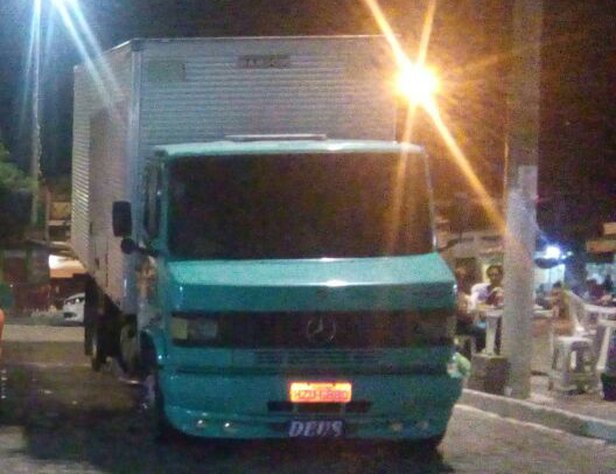 Caminhão foi roubado à 00h30