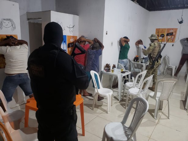 A proprietária do Bar da Galega foi conduzida para a delegacia (Foto: SSP/SE)