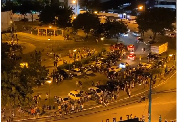A aglomeração causou reclamação por parte dos moradoresFoto: Redes Sociais