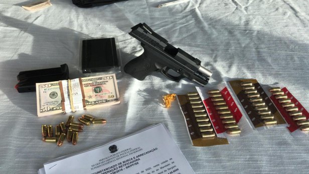 Dinheiro e arma foram apreendidos Foto: Polícia Federal