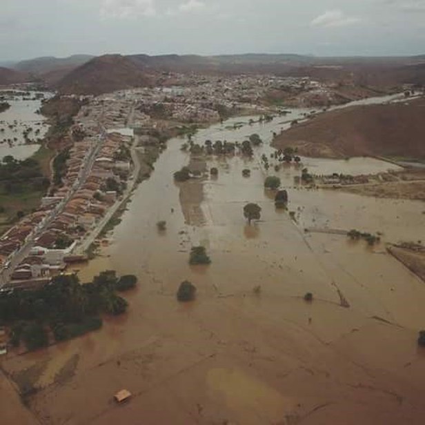 Chuvas deixam ruas do município de Porto da Folha alagadas.