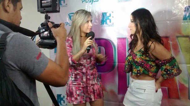 Jaqueline Cruz entrevista a vocalista do Forró dos Plays, Gil Mendes