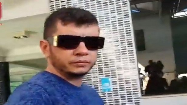 Vitor é o principal suspeito da morte de Ana Paula, ele foi para o enterro da esposa. Foto: Reprodução TV Atalaia