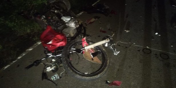 O impacto foi tão forte que os dois condutores morreram na hora. (Foto: Redes Sociais)